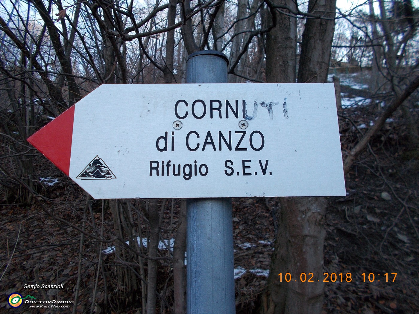 01 QUALCHE FURBETTO GIOCA CON I CARTELLI.JPG